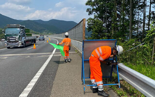 役員パト 中央自動車道下り線車線規制（八王子維持営業所）