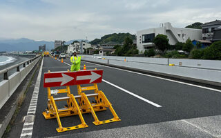 安全パトロール 西湘バイパス下り線車線規制（平塚営業所）