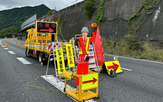 安全パトロール 中央自動車道上り線2/3走行規制（八王子多摩営業所）