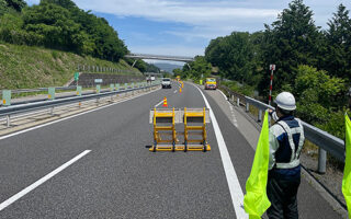 安全課パトロール 中央自動車道上り線走行車線規制（松本営業所）