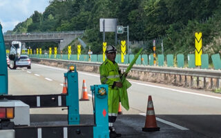 安全パトロール 道央自動車道北路線下り線走行車線規制（江別営業所）