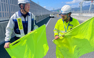 安全課パトロール 新東名高速道路下り線走行車線規制（厚木営業所）