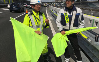 安全課パトロール 東名高速道路上下線追越車線規制（厚木営業所）