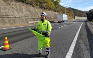 営業所パトロール 東名高速道路上り線追越車線規制（御殿場営業所）